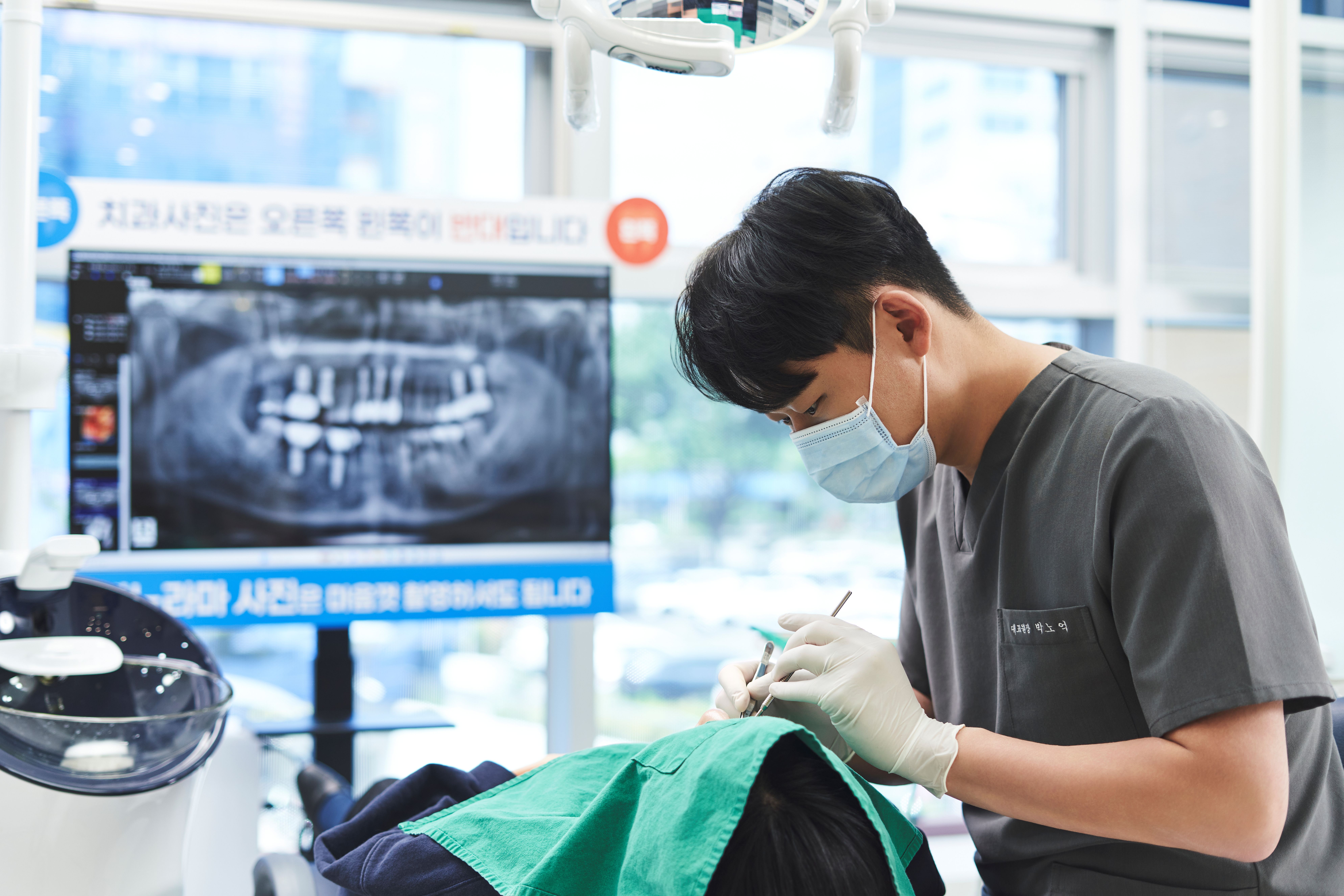 "잇몸이 내려가고 치아가 패여요" 환자분들이 가장 궁금해하시는 것 3가지